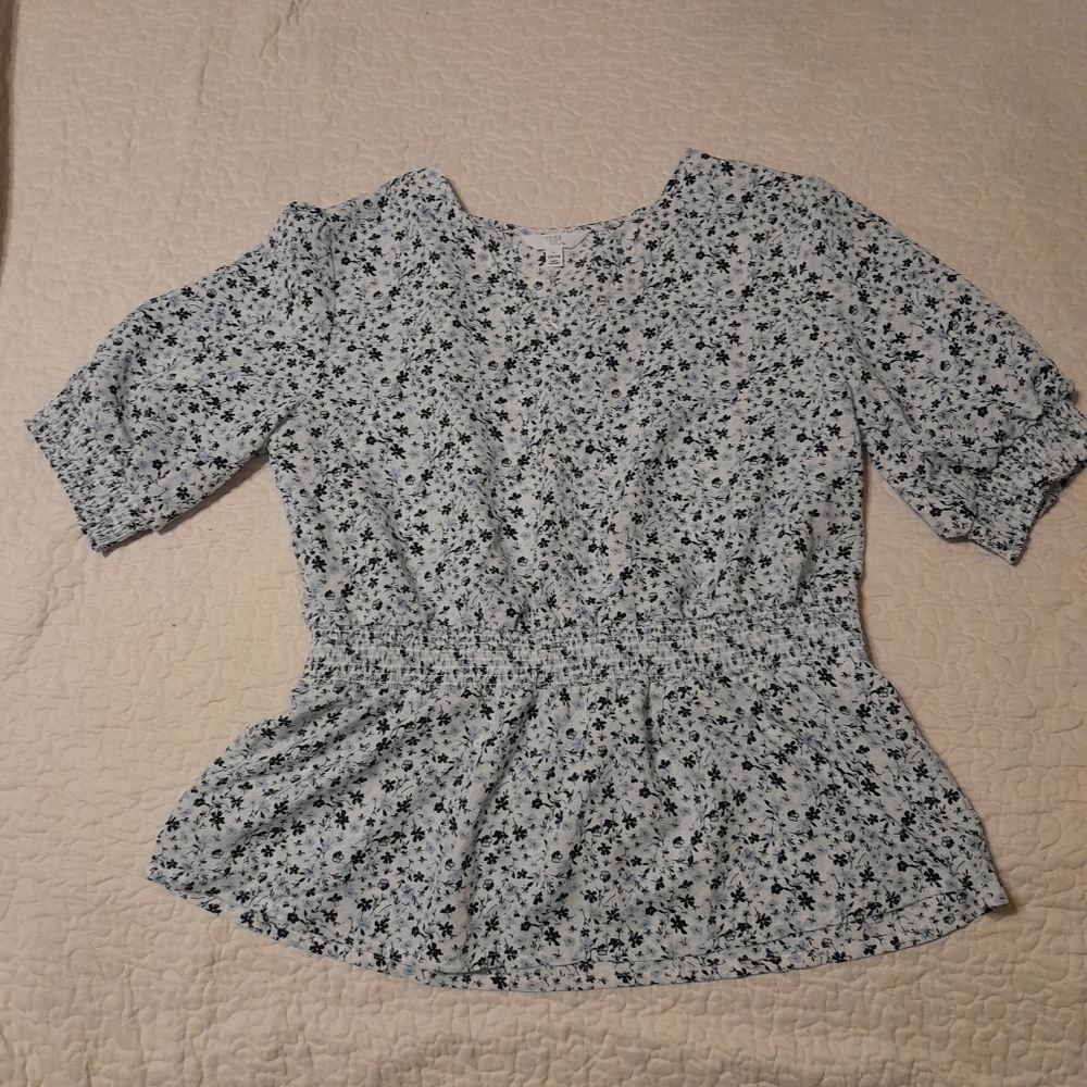 Time and Tru 🍑 women blue & white floral print top L